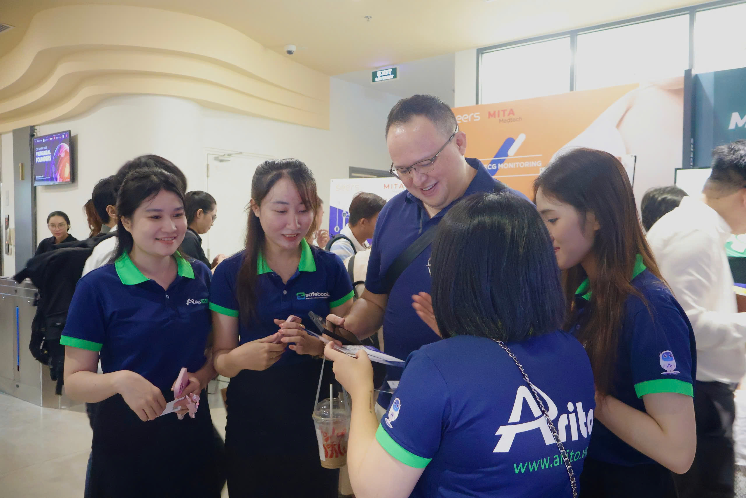 Kết nối và chia sẻ tại booth ARITO